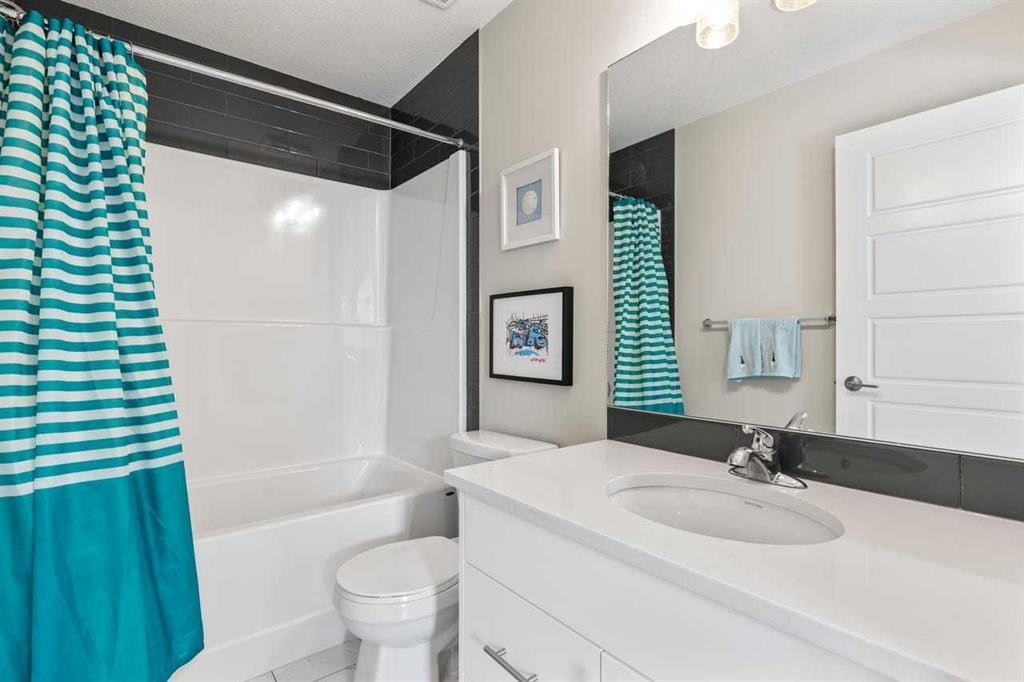 306 Cranbrook Walk Se, Calgary, AB - Indoor Photo Showing Bathroom