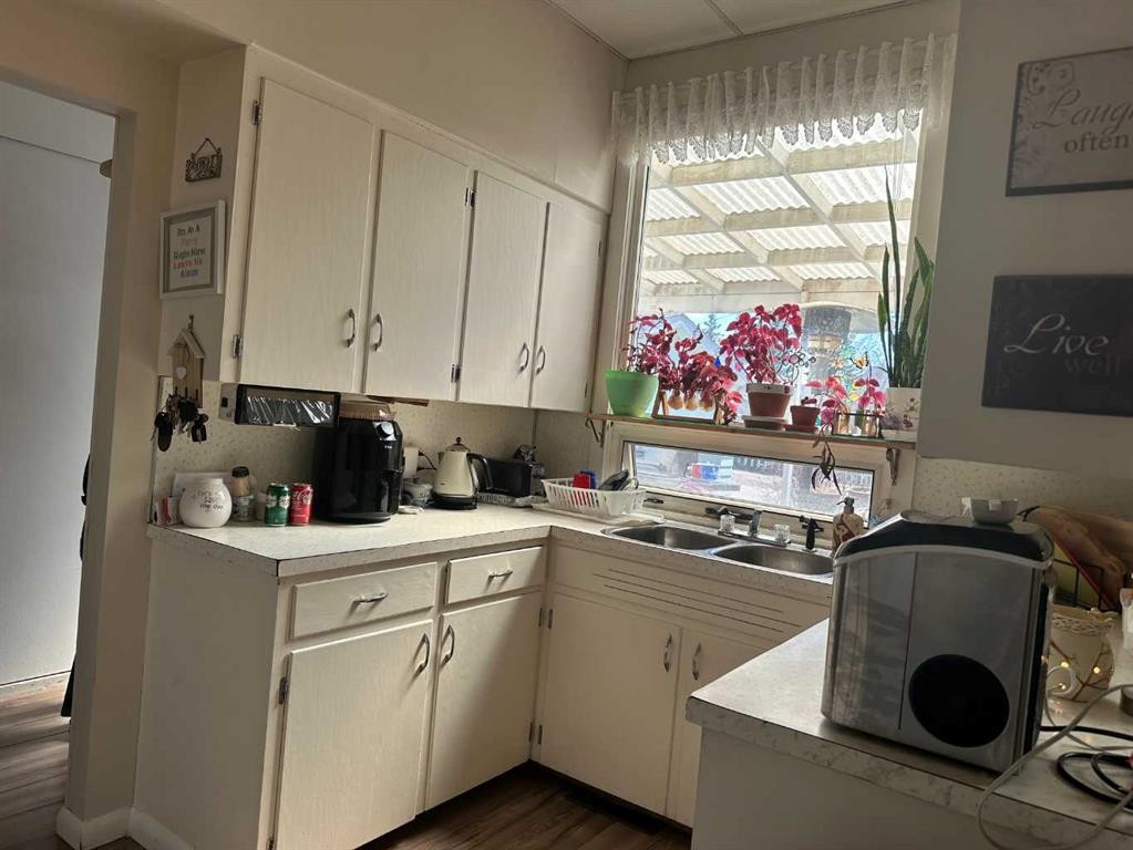 1435 22 Avenue, Didsbury, AB - Indoor Photo Showing Kitchen With Double Sink