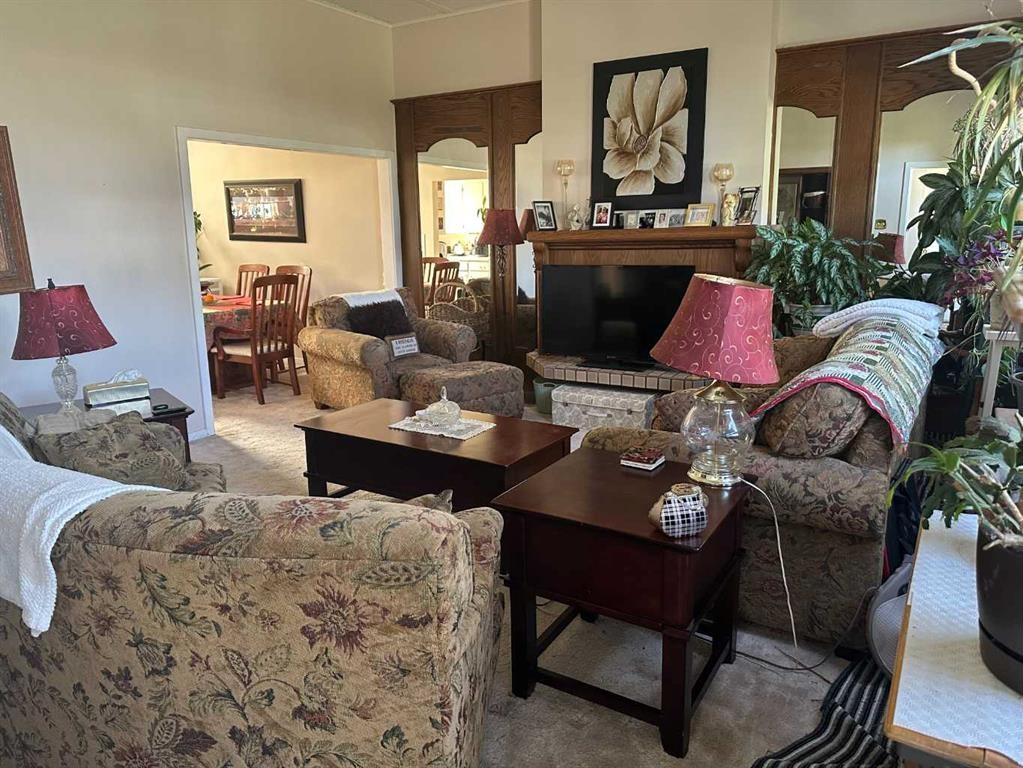 1435 22 Avenue, Didsbury, AB - Indoor Photo Showing Living Room