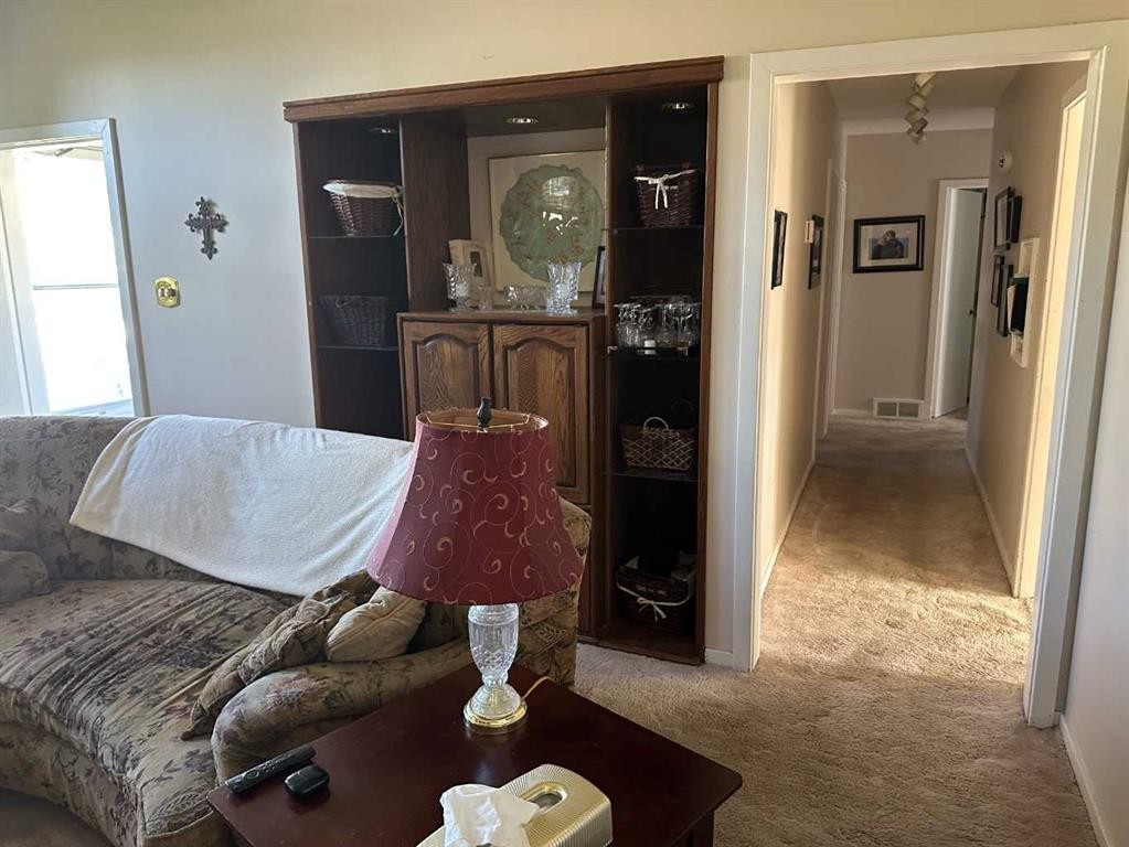1435 22 Avenue, Didsbury, AB - Indoor