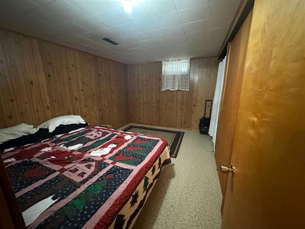 1435 22 Avenue, Didsbury, AB - Indoor Photo Showing Bedroom