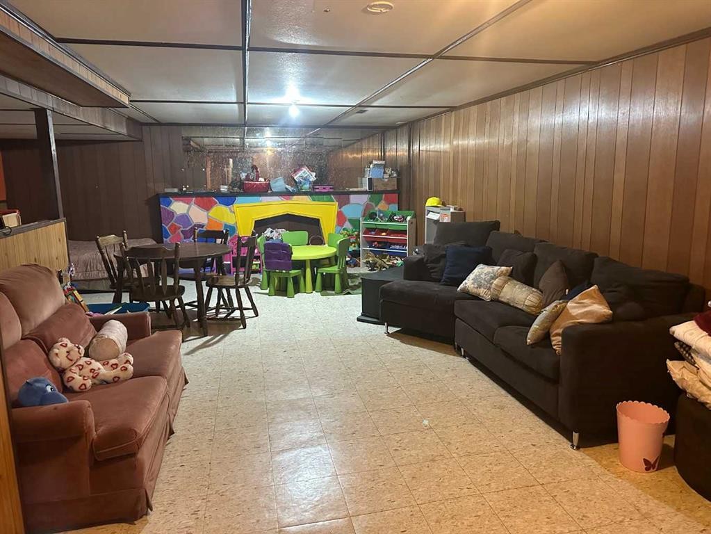 1435 22 Avenue, Didsbury, AB - Indoor