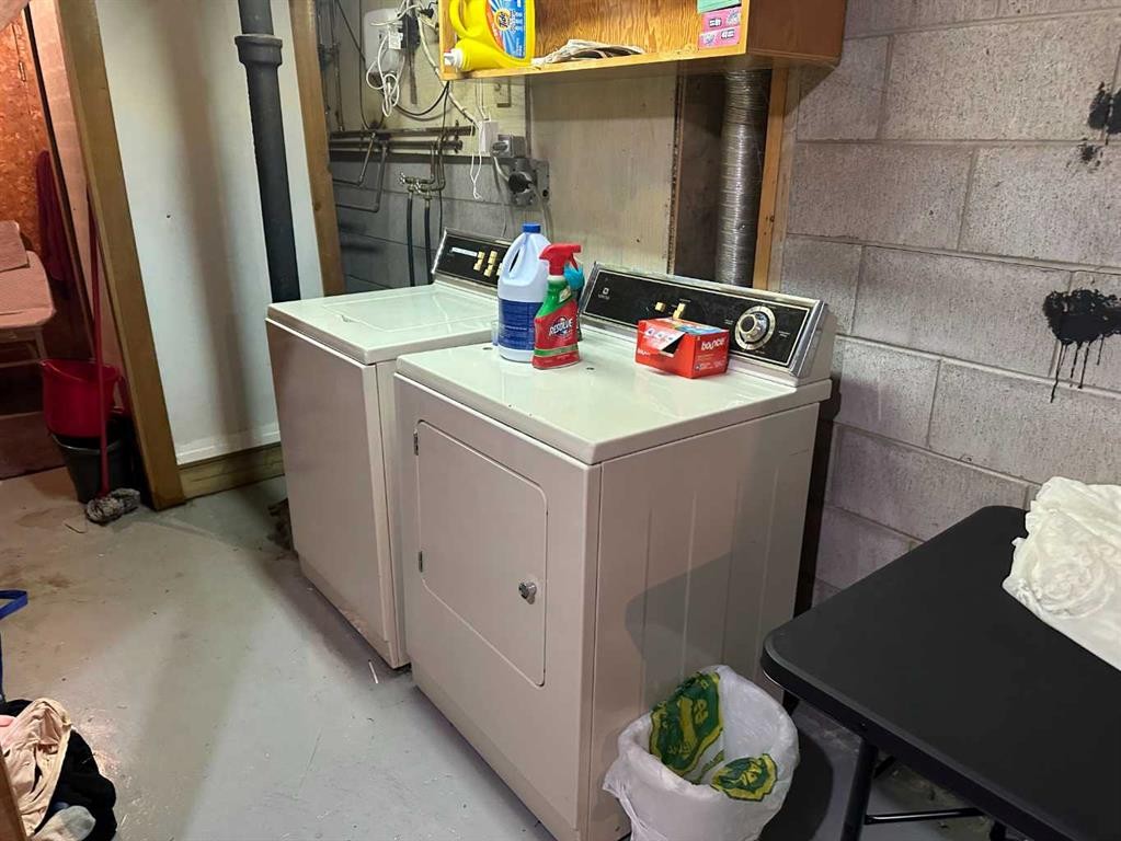 1435 22 Avenue, Didsbury, AB - Indoor Photo Showing Laundry Room