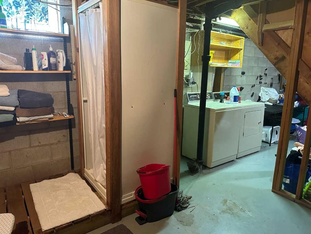 1435 22 Avenue, Didsbury, AB - Indoor Photo Showing Laundry Room