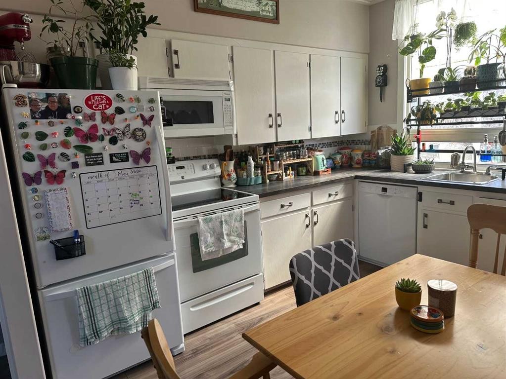 1435 22 Avenue, Didsbury, AB - Indoor Photo Showing Kitchen