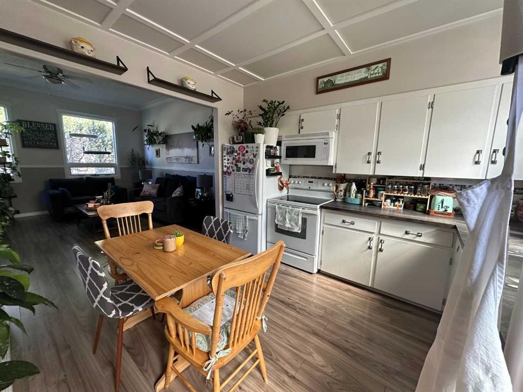 1435 22 Avenue, Didsbury, AB - Indoor