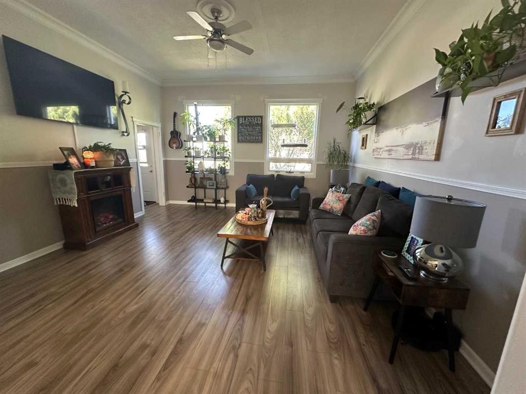 1435 22 Avenue, Didsbury, AB - Indoor Photo Showing Living Room