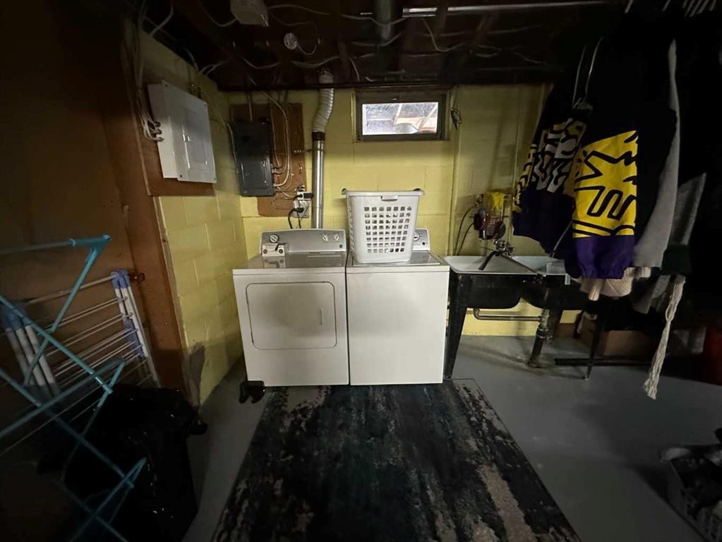 1435 22 Avenue, Didsbury, AB - Indoor Photo Showing Laundry Room