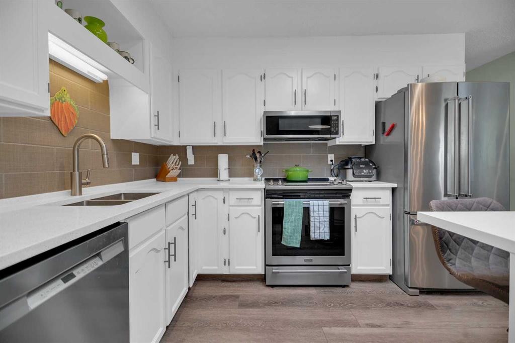 2-717 Centre Street, Vulcan, AB - Indoor Photo Showing Kitchen With Double Sink