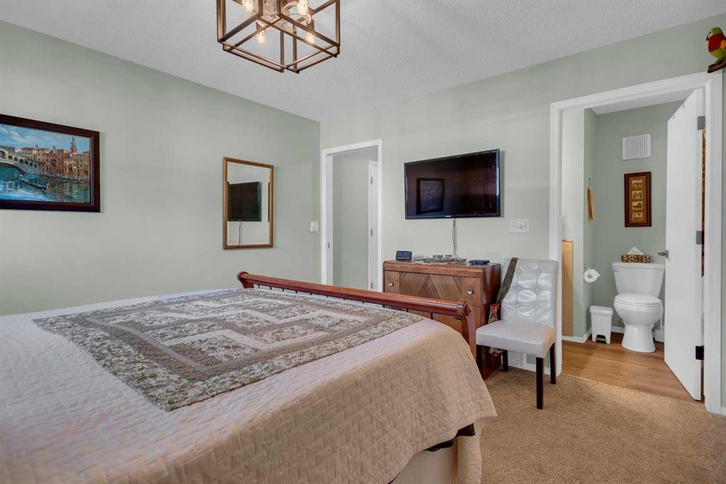 2-717 Centre Street, Vulcan, AB - Indoor Photo Showing Bedroom