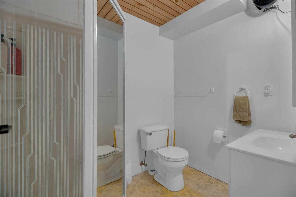 2-717 Centre Street, Vulcan, AB - Indoor Photo Showing Bathroom