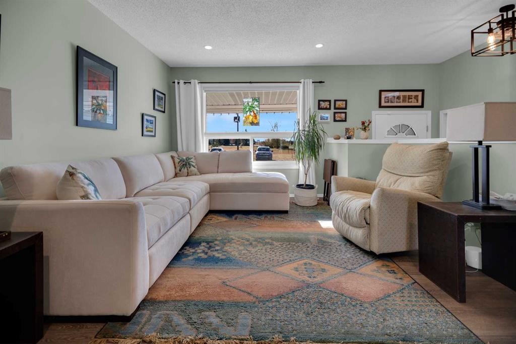 2-717 Centre Street, Vulcan, AB - Indoor Photo Showing Living Room
