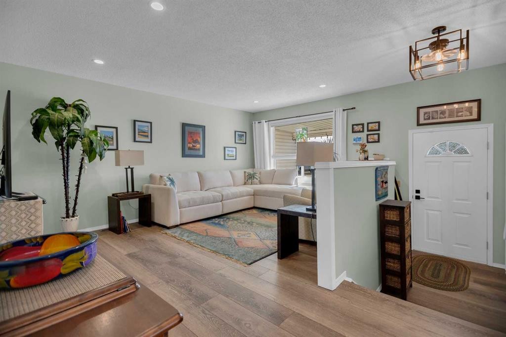2-717 Centre Street, Vulcan, AB - Indoor Photo Showing Living Room