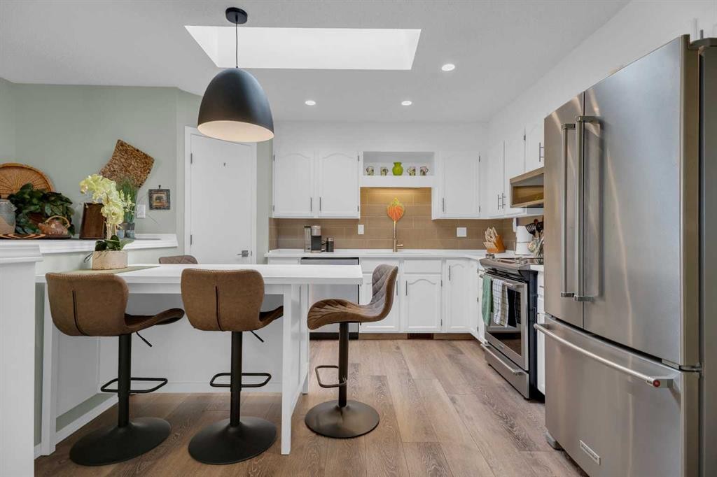 2-717 Centre Street, Vulcan, AB - Indoor Photo Showing Kitchen
