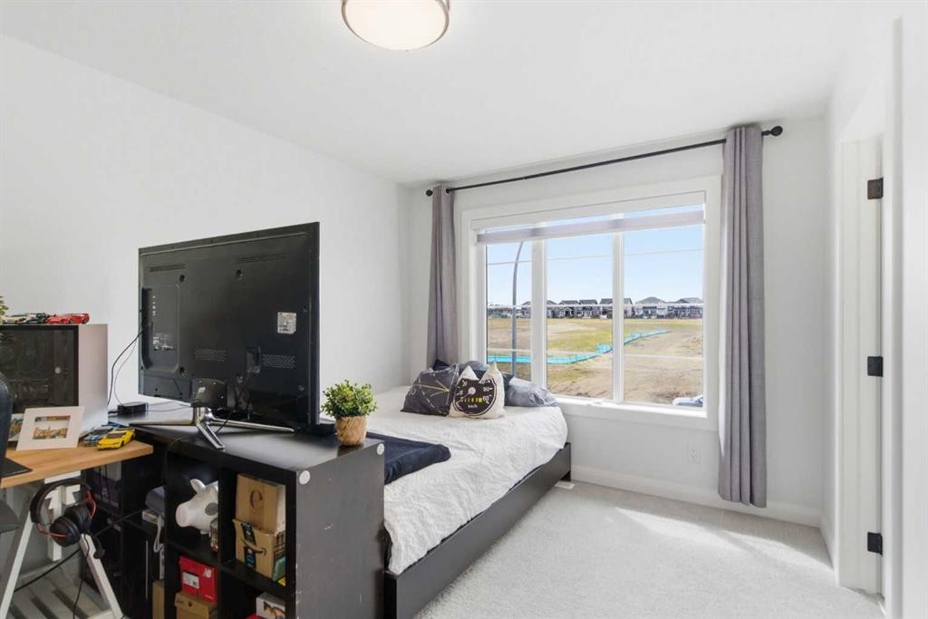 303 Rivercrest Boulevard, Cochrane, AB - Indoor Photo Showing Bedroom