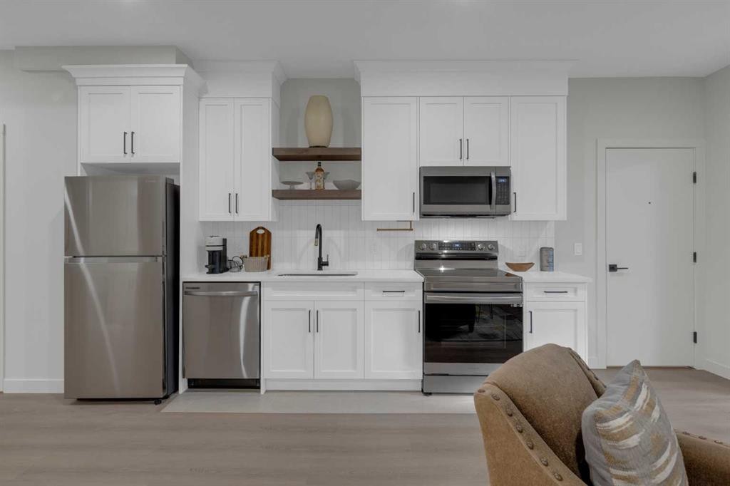 7712 36 Avenue Nw, Calgary, AB - Indoor Photo Showing Kitchen With Stainless Steel Kitchen