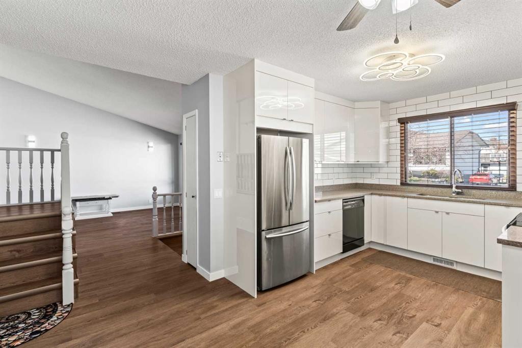 5811 Templehill Road Ne, Calgary, AB - Indoor Photo Showing Kitchen
