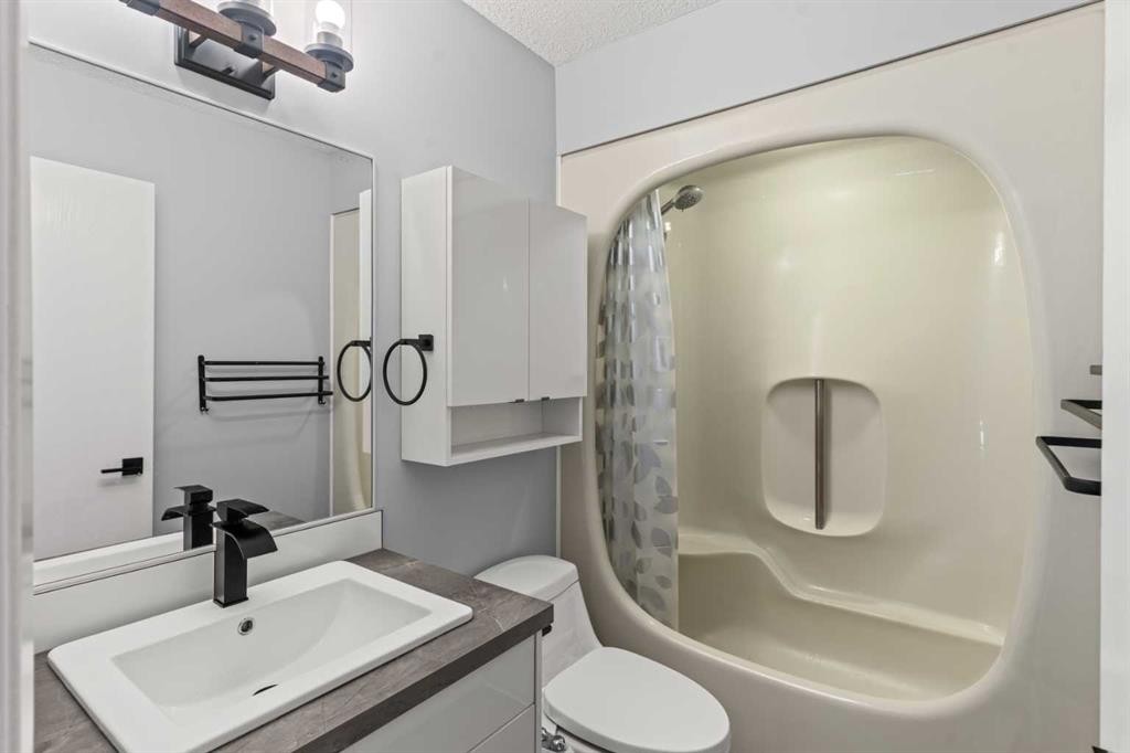 5811 Templehill Road Ne, Calgary, AB - Indoor Photo Showing Bathroom