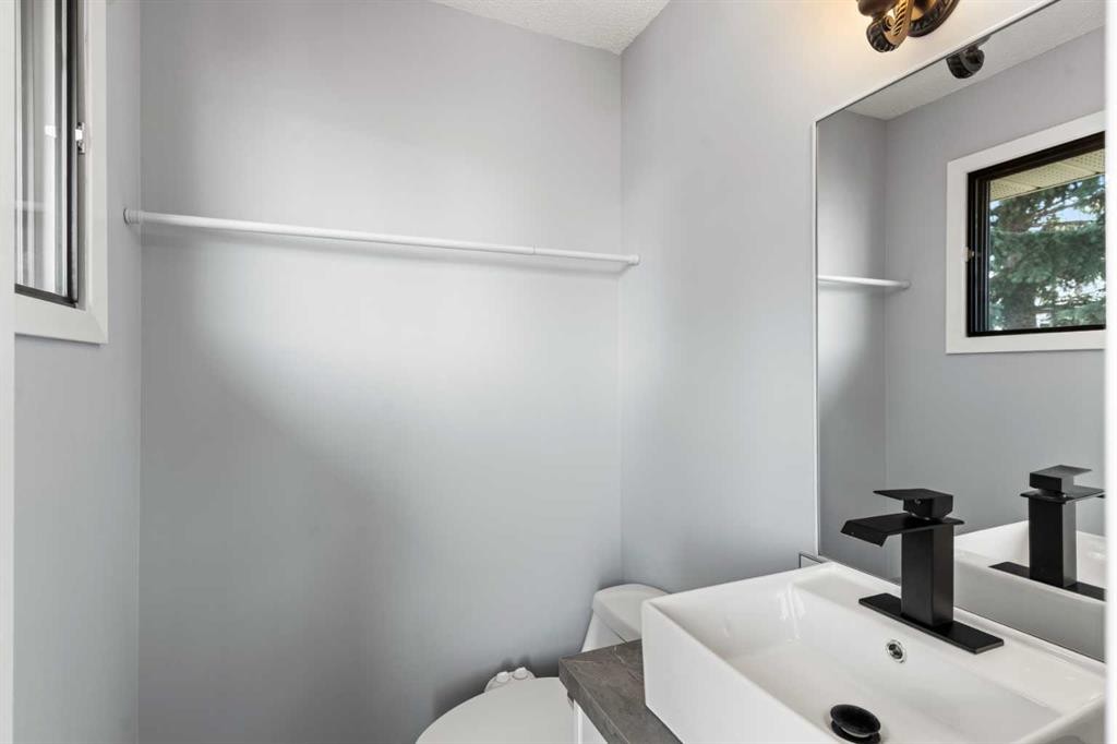 5811 Templehill Road Ne, Calgary, AB - Indoor Photo Showing Bathroom