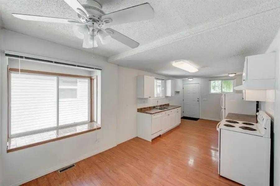 6622 18A Street Se, Calgary, AB - Indoor Photo Showing Kitchen