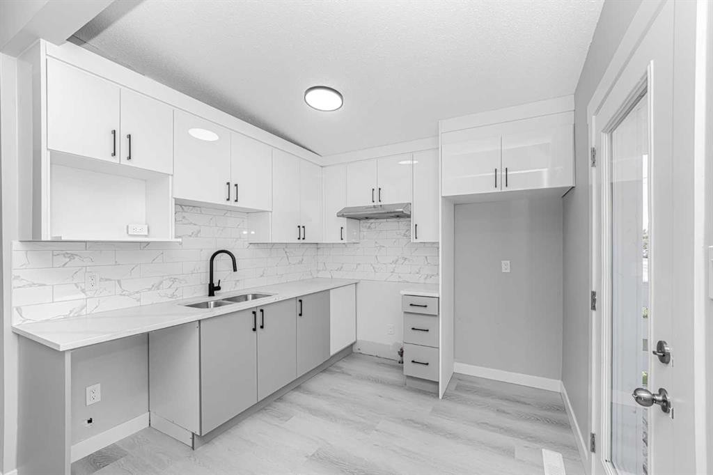 6403 Centre Street Nw, Calgary, AB - Indoor Photo Showing Kitchen With Double Sink