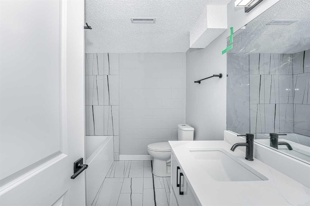 6403 Centre Street Nw, Calgary, AB - Indoor Photo Showing Bathroom