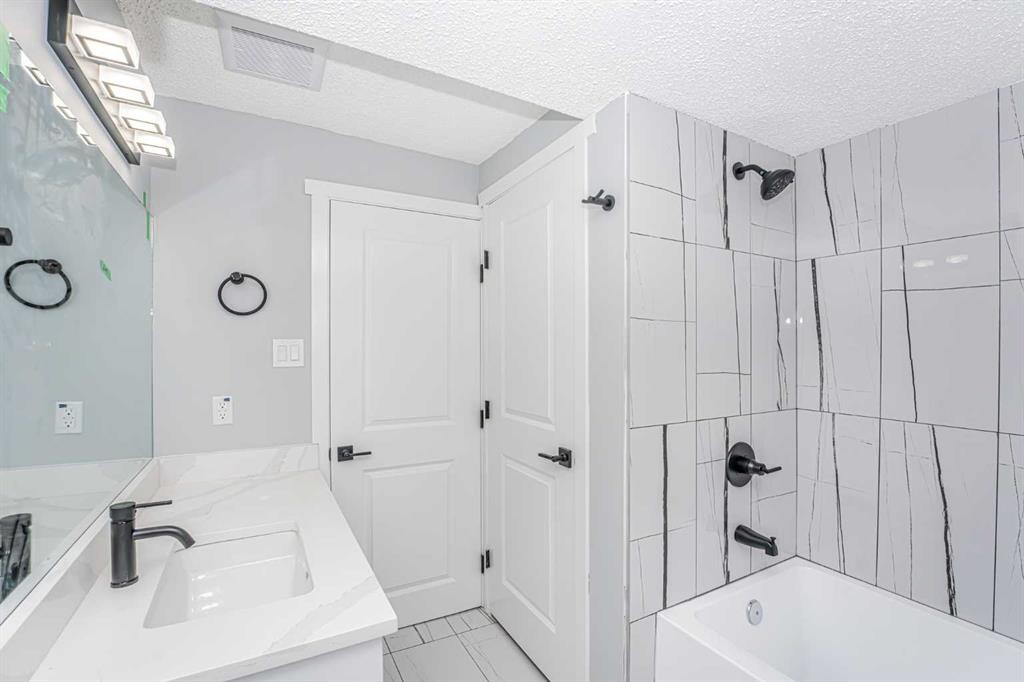 6403 Centre Street Nw, Calgary, AB - Indoor Photo Showing Bathroom