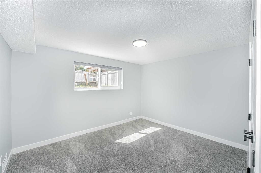 6403 Centre Street Nw, Calgary, AB - Indoor Photo Showing Other Room