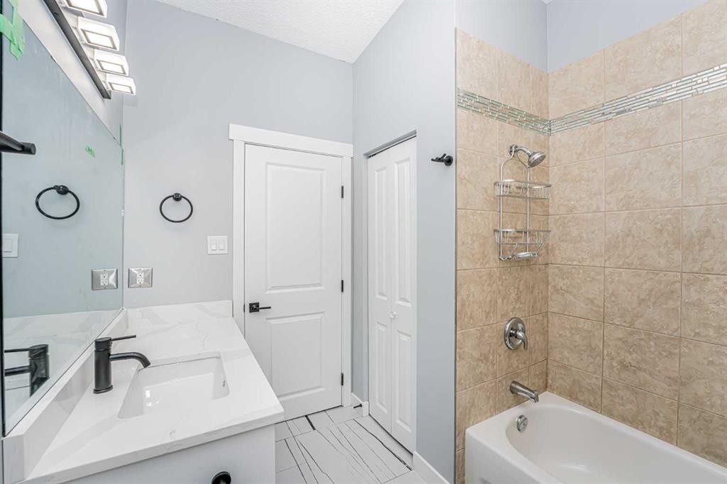 6403 Centre Street Nw, Calgary, AB - Indoor Photo Showing Bathroom