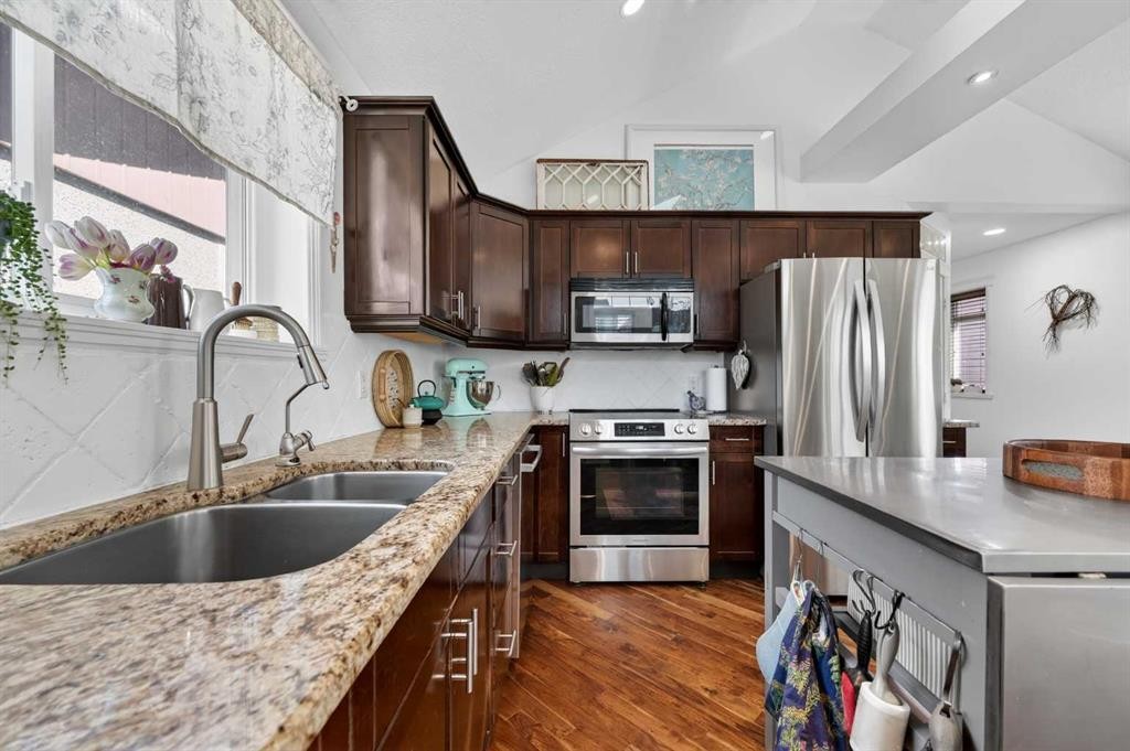 127 27 Avenue Ne, Calgary, AB - Indoor Photo Showing Kitchen With Double Sink