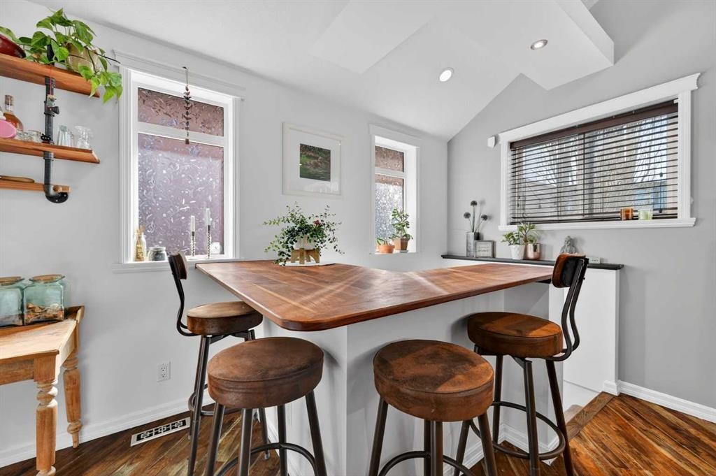 127 27 Avenue Ne, Calgary, AB - Indoor Photo Showing Dining Room
