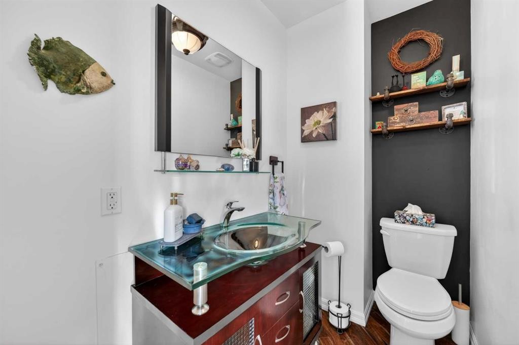 127 27 Avenue Ne, Calgary, AB - Indoor Photo Showing Bathroom