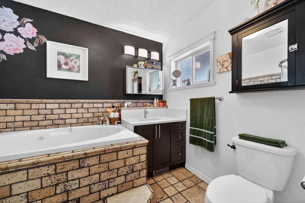 127 27 Avenue Ne, Calgary, AB - Indoor Photo Showing Bathroom
