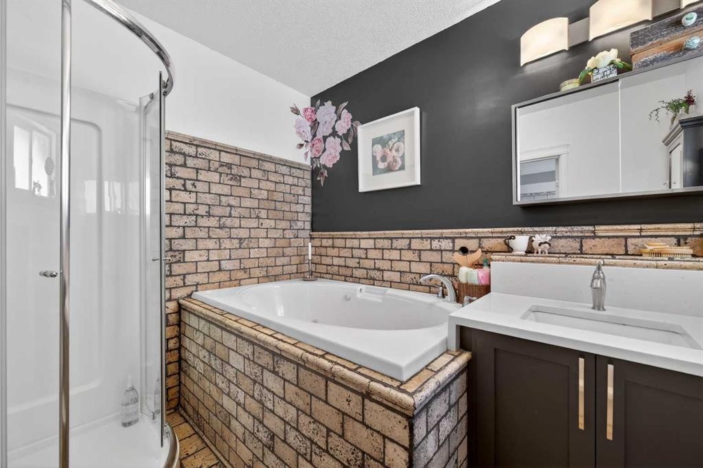 127 27 Avenue Ne, Calgary, AB - Indoor Photo Showing Bathroom