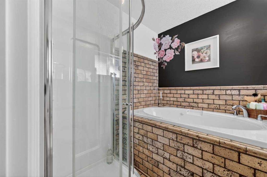 127 27 Avenue Ne, Calgary, AB - Indoor Photo Showing Bathroom