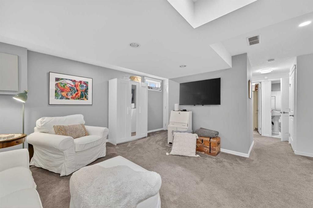 127 27 Avenue Ne, Calgary, AB - Indoor