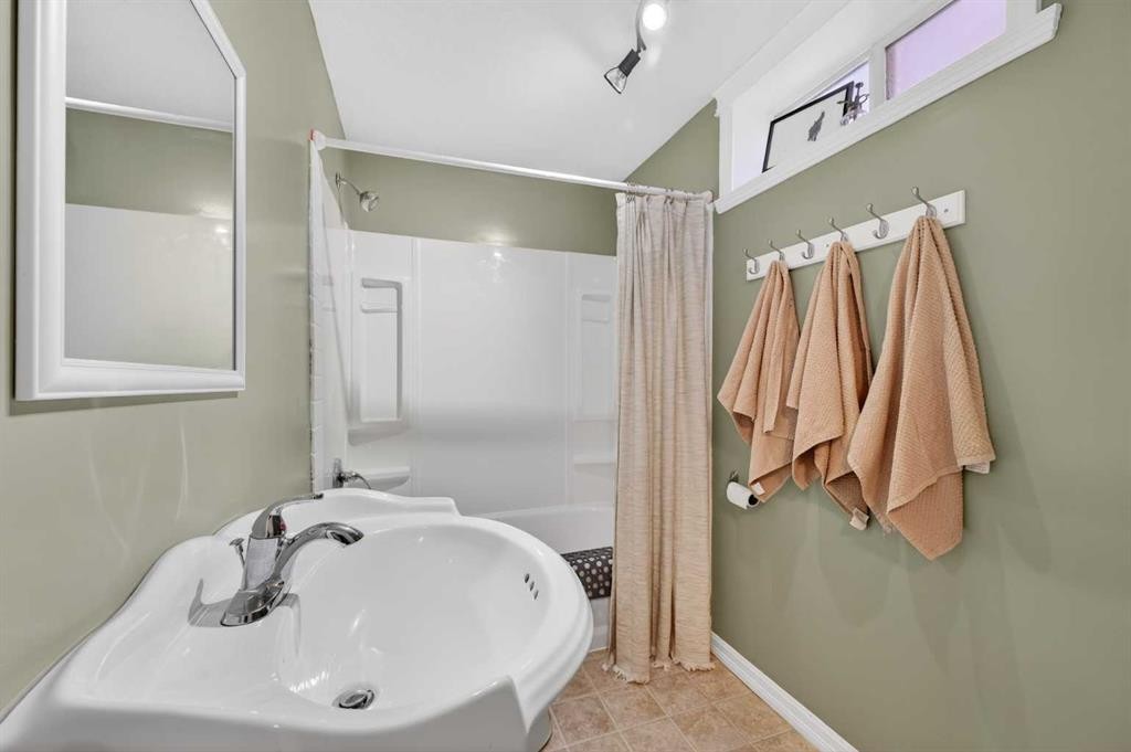 127 27 Avenue Ne, Calgary, AB - Indoor Photo Showing Bathroom