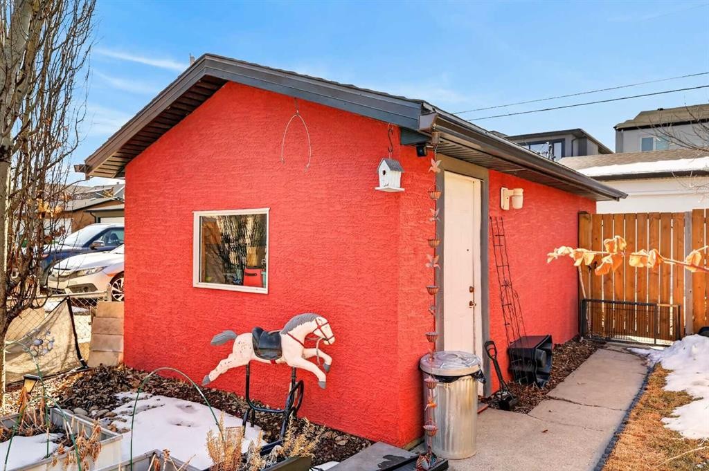 127 27 Avenue Ne, Calgary, AB - Outdoor With Exterior