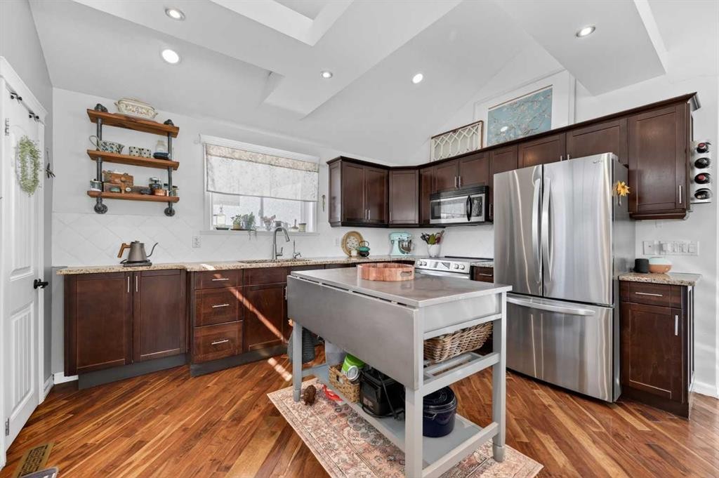 127 27 Avenue Ne, Calgary, AB - Indoor Photo Showing Kitchen
