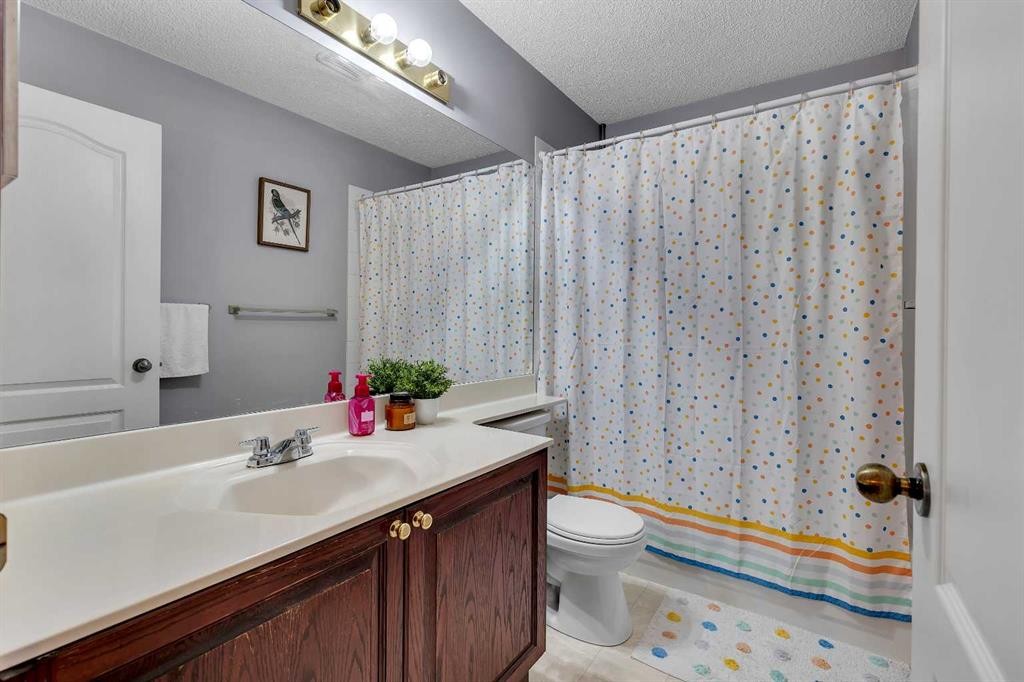 47 Carmel Close Ne, Calgary, AB - Indoor Photo Showing Bathroom