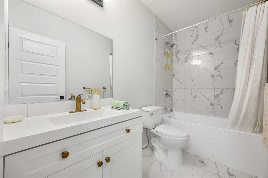 851 Seton Circle Se, Calgary, AB - Indoor Photo Showing Bathroom