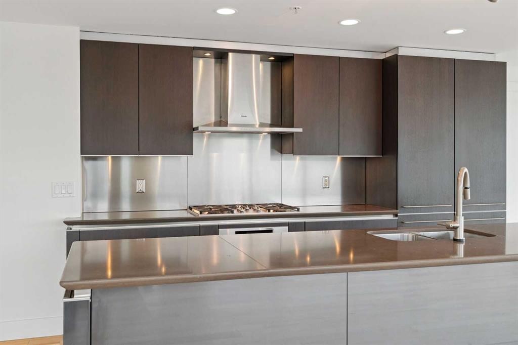 503-433 11 Avenue Se, Calgary, AB - Indoor Photo Showing Kitchen With Upgraded Kitchen