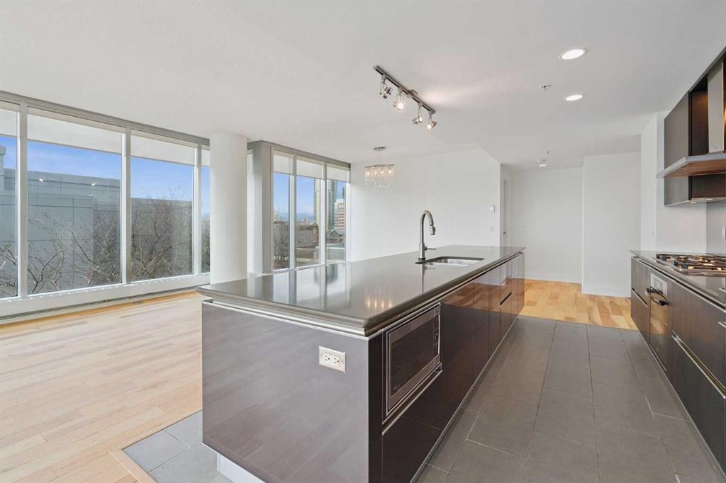 503-433 11 Avenue Se, Calgary, AB - Indoor Photo Showing Kitchen With Upgraded Kitchen