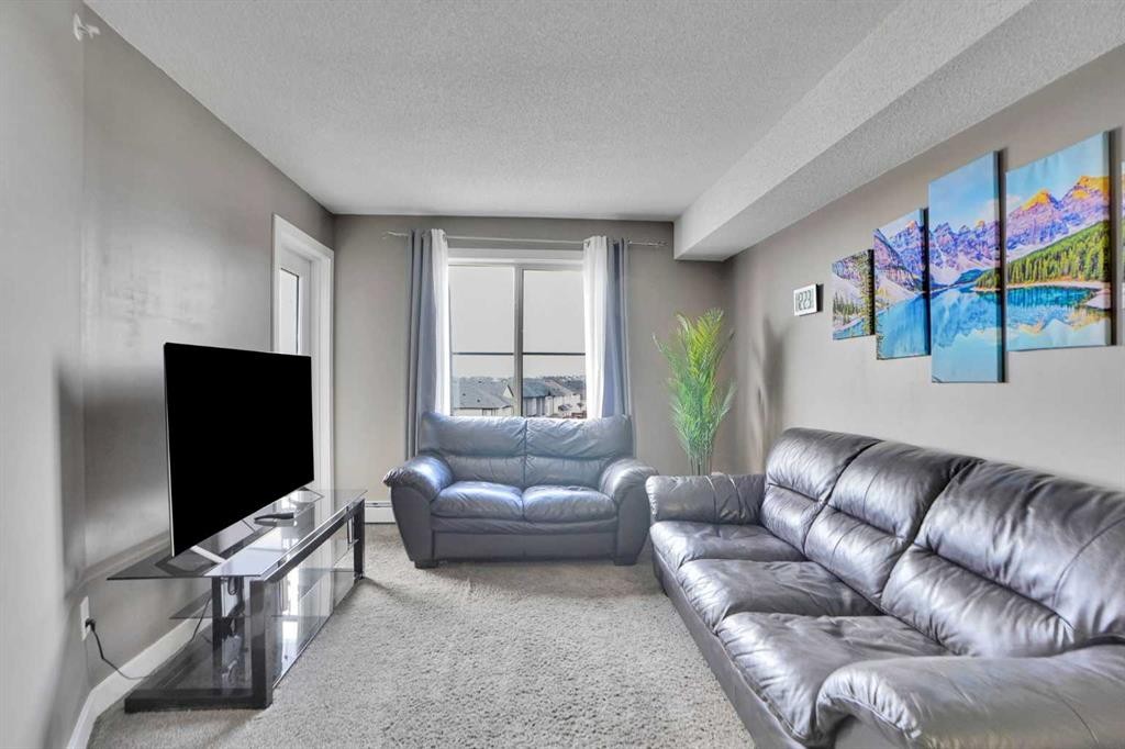 414-7210 80 Avenue Ne, Calgary, AB - Indoor Photo Showing Living Room