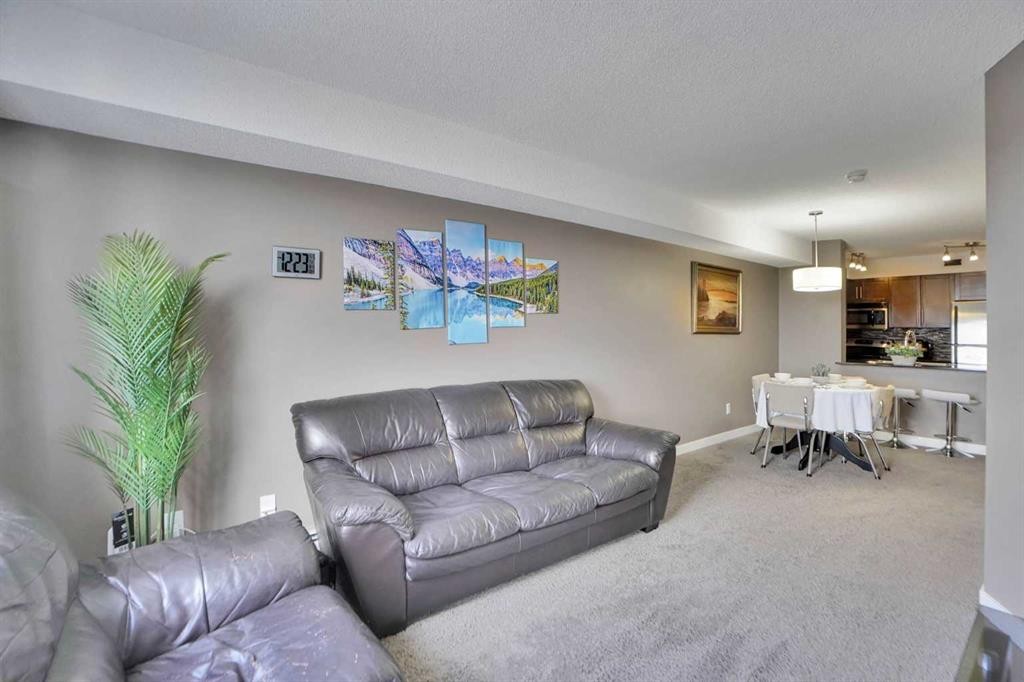 414-7210 80 Avenue Ne, Calgary, AB - Indoor Photo Showing Living Room