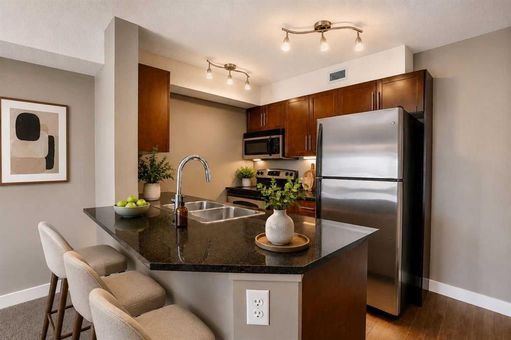 414-7210 80 Avenue Ne, Calgary, AB - Indoor Photo Showing Kitchen With Double Sink
