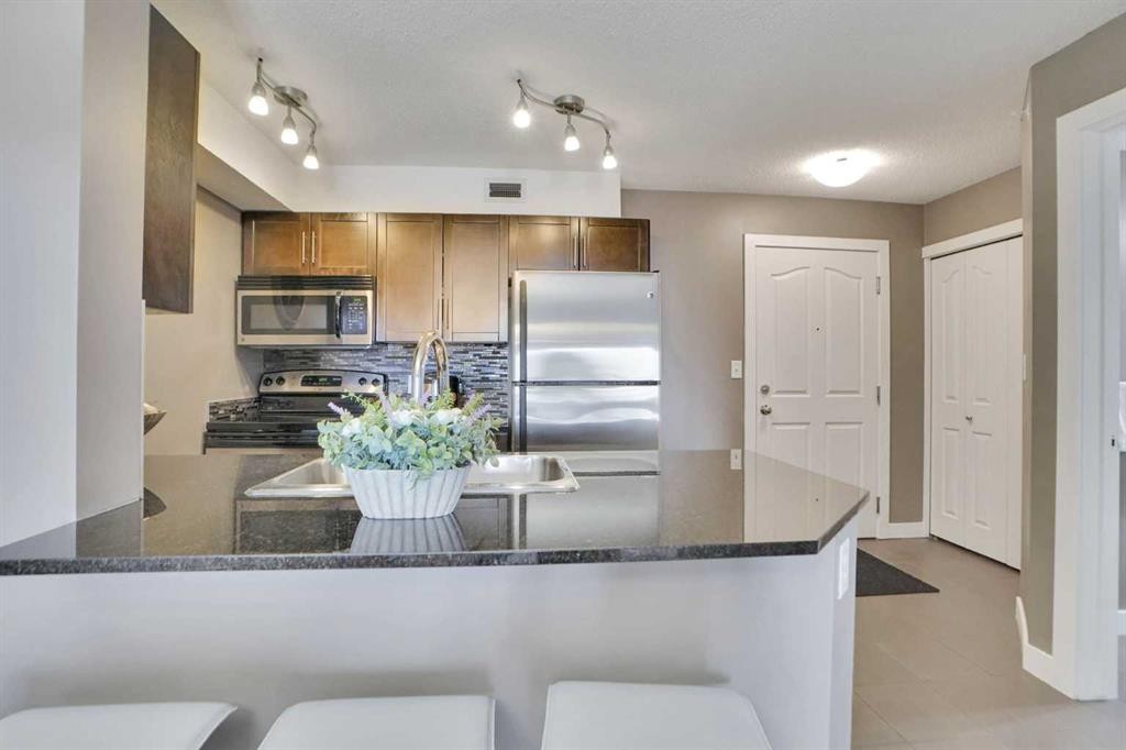 414-7210 80 Avenue Ne, Calgary, AB - Indoor Photo Showing Kitchen