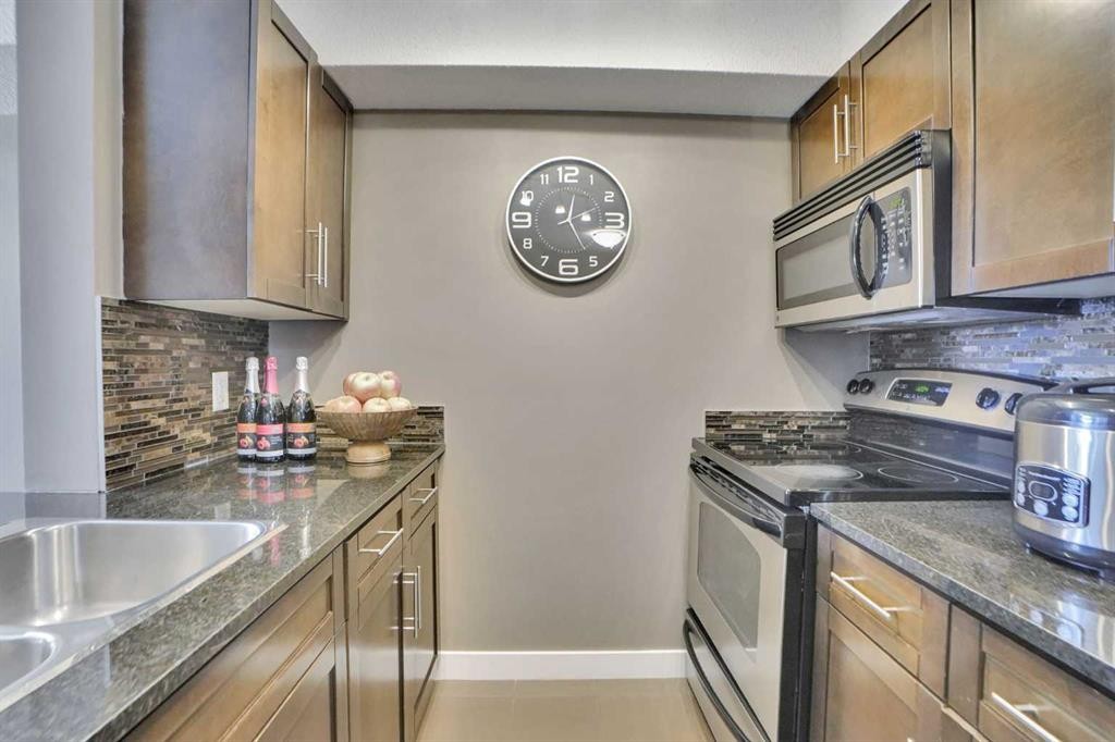 414-7210 80 Avenue Ne, Calgary, AB - Indoor Photo Showing Kitchen With Upgraded Kitchen