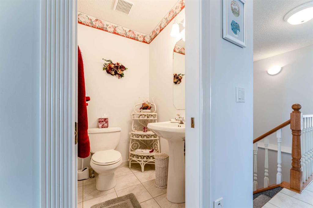 8 Prominence Path Sw, Calgary, AB - Indoor Photo Showing Bathroom