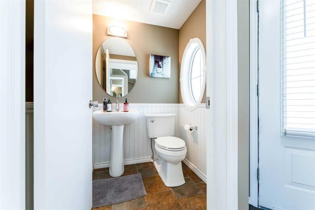 140 Prestwick Avenue Se, Calgary, AB - Indoor Photo Showing Bathroom
